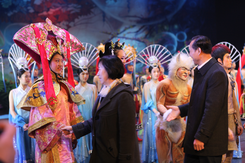 省民委领导接见《珍珠湖畔》演员